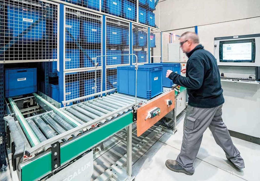 Los almacenes automáticos para cajas tienen la zona de picking ubicada en la cabecera del miniload Los almacenes automáticos para cajas tienen la zona de picking ubicada en la cabecera del miniload