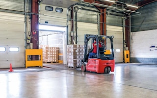 La carga de camión es el proceso de ubicar la mercadería en el vehículo de transporte