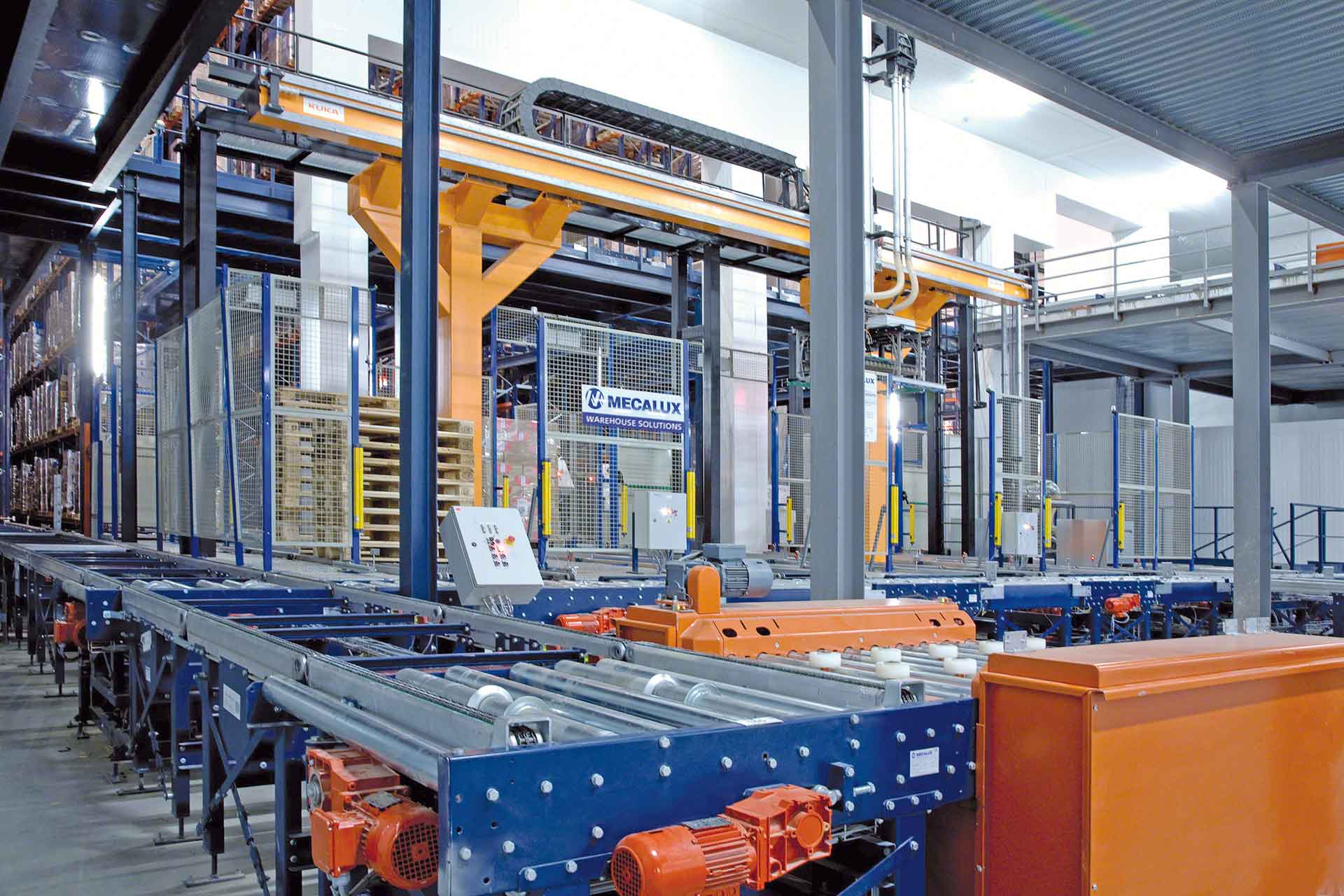 Almacén utilizando la manipulación continua mediante transportadores industriales Almacén utilizando la manipulación continua mediante transportadores industriales