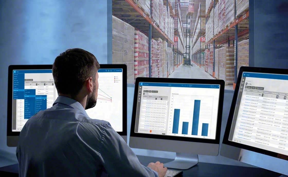 Un operario controla el stock disponible gracias a un WMS preparado como parte de una estrategia de logística omnicanal Un operario controla el stock disponible gracias a un WMS preparado como parte de una estrategia de logística omnicanal