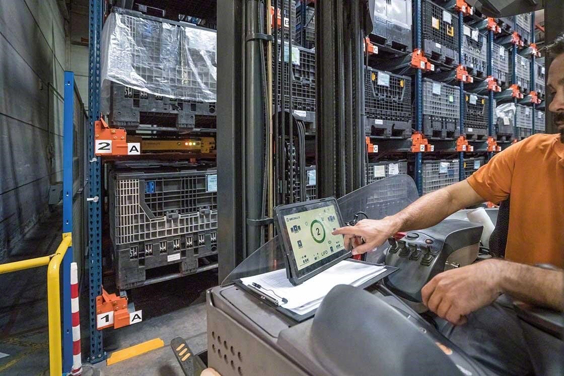 Un operario maneja el Pallet Shuttle desde el montacargas con un tableta digital