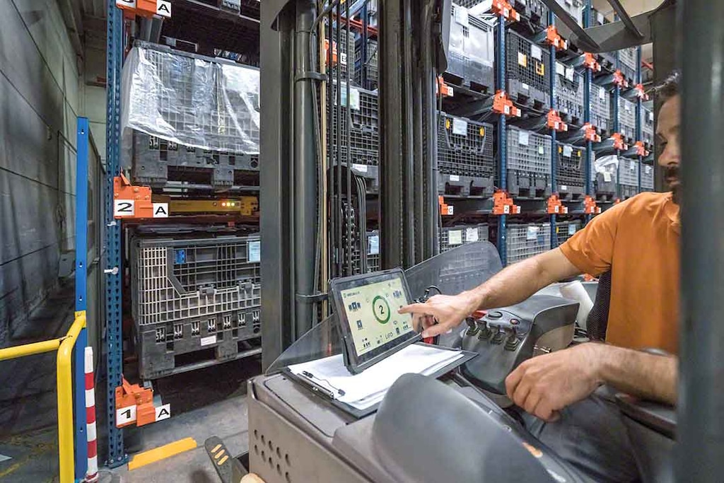 El Pallet Shuttle asiste al operario en las tareas de extracción de cargas automatizando parte del proceso El Pallet Shuttle asiste al operario en las tareas de extracción de cargas automatizando parte del proceso