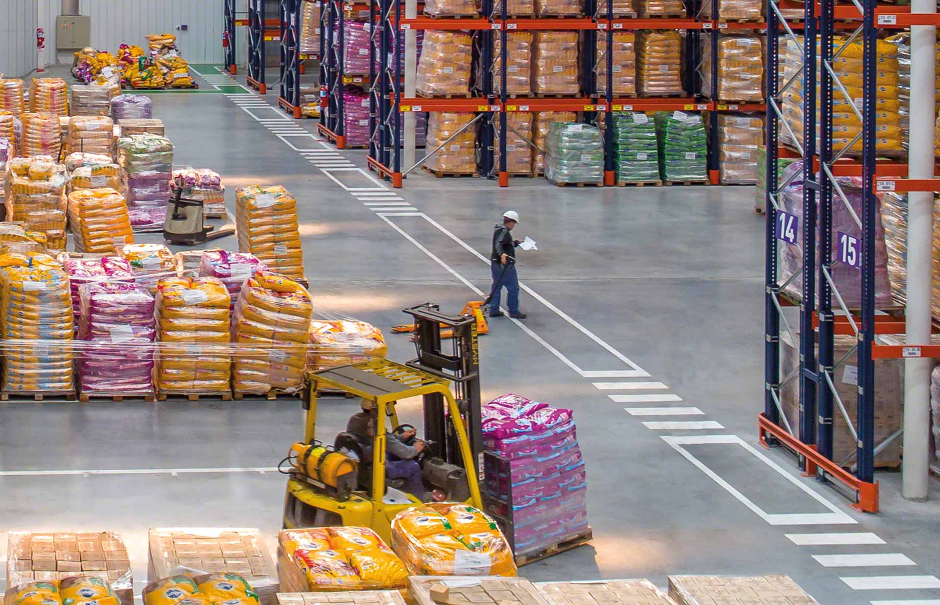 Un operario coordina operaciones como parte de la logística de distribución Un operario coordina operaciones como parte de la logística de distribución
