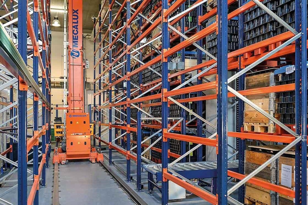 Los transelevadores permiten ahorrar desplazamientos con cargas a mayor velocidad con un impacto directo en la productividad del almacén Los transelevadores permiten ahorrar desplazamientos con cargas a mayor velocidad con un impacto directo en la productividad del almacén