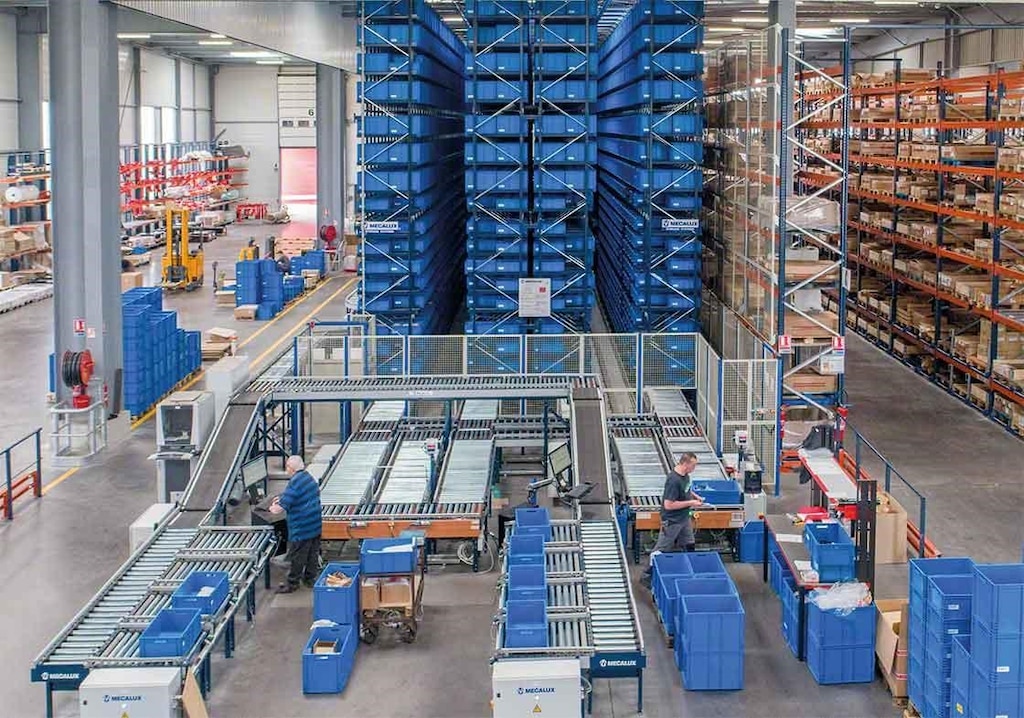 Los transelevadores para cajas siguen el método producto a hombre y permiten automatizar la fase del picking dedicada a recorridos y desplazamientos Los transelevadores para cajas siguen el método producto a hombre y permiten automatizar la fase del picking dedicada a recorridos y desplazamientos
