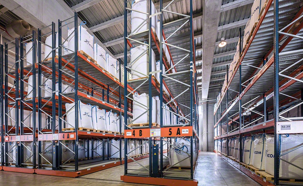 Almacén de plástico en sacos de Vicom en Barcelona - Mecalux.pe