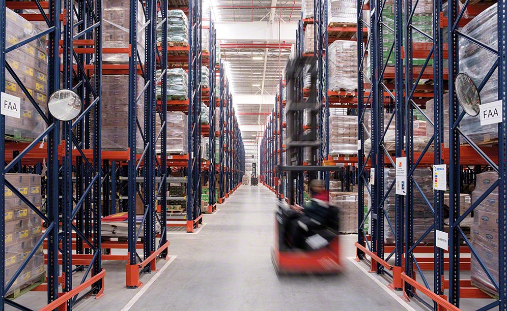 Las estanterías de paletización convencional posibilitan el acceso directo a cada palet, almacenando de forma segura y organizada el máximo número de unidades de carga