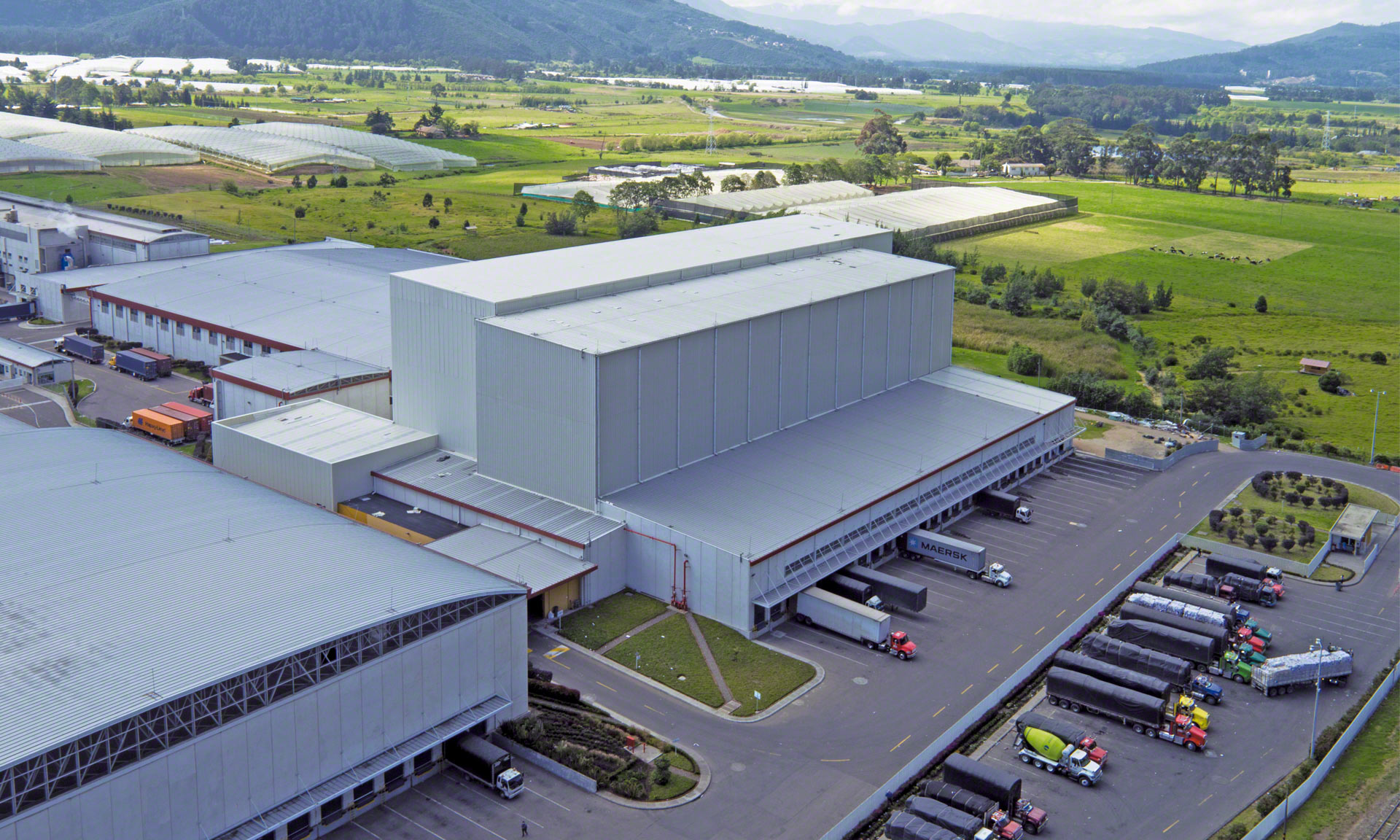 Grupo Familia cuenta con un almacén automático autoportante de 35 m de altura capaz de gestionar cerca de 17.000 palets