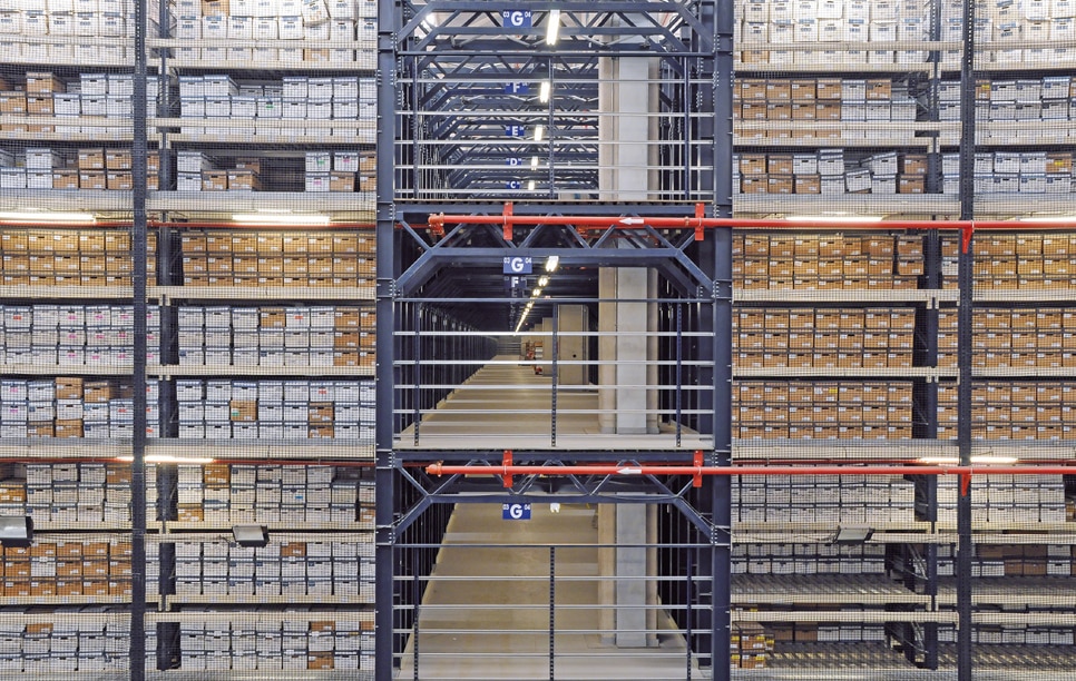 El almacén está dividido en cuatro plantas y se compone de estanterías con estantes a diferentes niveles para depositar las cajas que contienen los archivos
