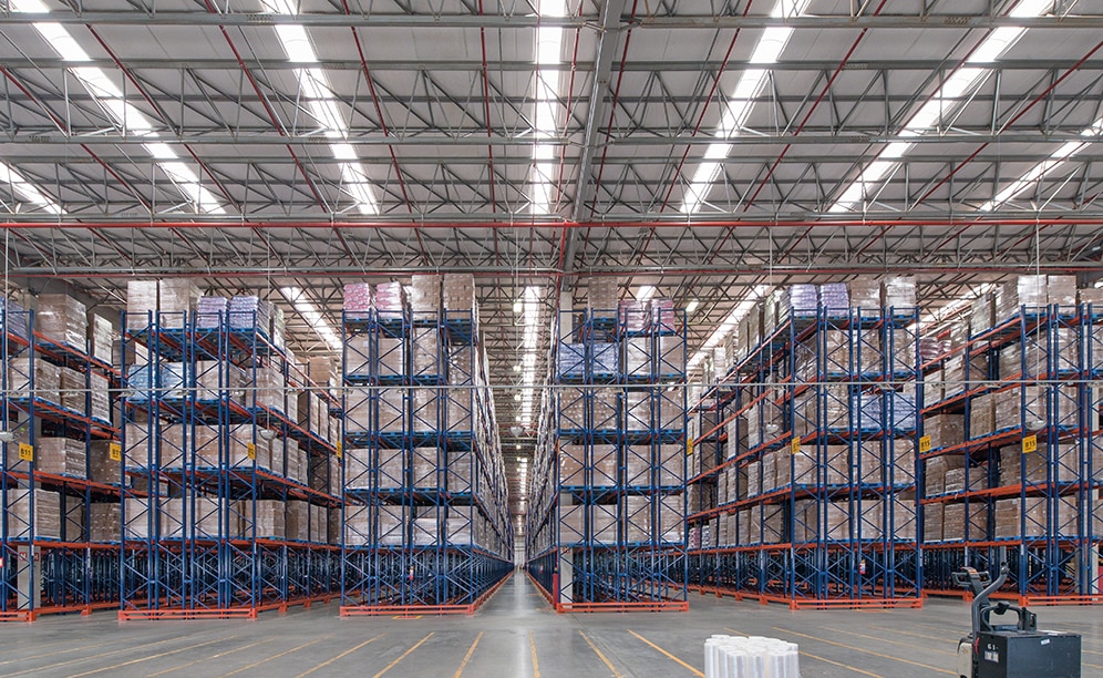 Capacidad para almacenar más de 83.500 palets en estanterías convencionales en el centro de distribución de la multinacional Unilever en Brasil