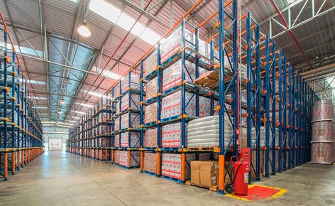 Tres sistemas de almacenaje clasifican la mercancía del productor lácteo Bela Vista en función de su rotación en su centro de distribución de Minas Gerais (Brasil)