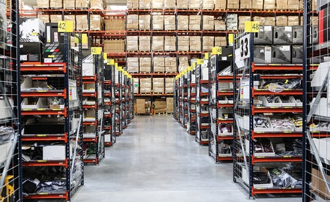 Un completo circuito de transportadores agiliza la preparación de pedidos de una empresa pionera en e-commerce Un completo circuito de transportadores agiliza la preparación de pedidos de una empresa pionera en e-commerce