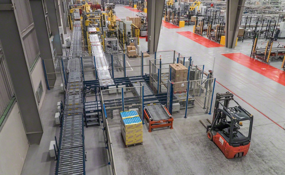Los circuitos de transportadores para palets suministrados por Mecalux permiten una integración total entre la fábrica y el almacén