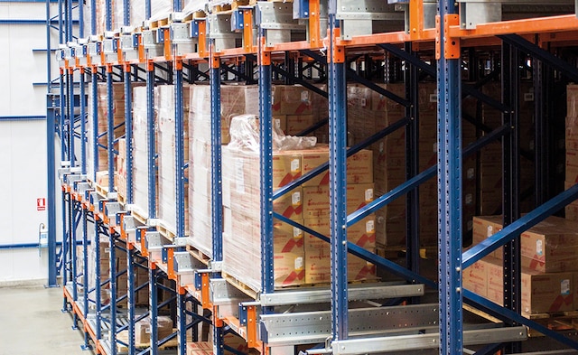 Mecalux ha construido un almacén autoportante con el sistema Pallet Shuttle semiautomático para la farmacéutica peruana Medifarma