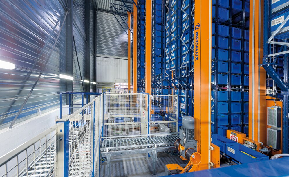 Mecalux instala en Lyon un almacén miniload para un distribuidor de piezas de recambio para automóviles, con capacidad para 15.872 cajas