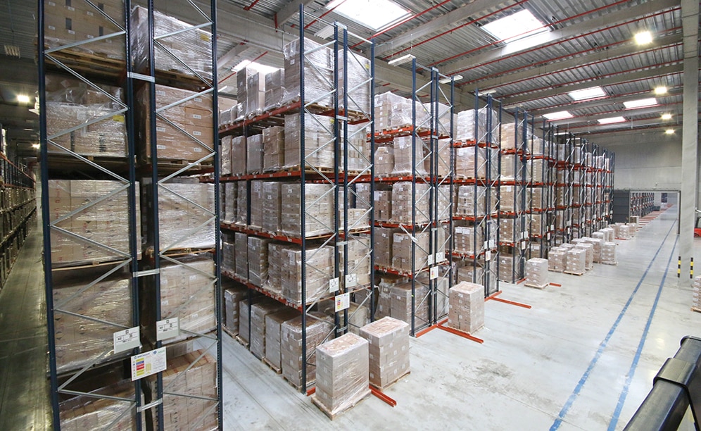 Un almacén sectorizado con capacidad para más de 42.000 palets y una zona de picking de alto rendimiento para la empresa de transporte y logística SAGA Un almacén sectorizado con capacidad para más de 42.000 palets y una zona de picking de alto rendimiento para la empresa de transporte y logística SAGA