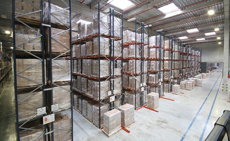Un almacén sectorizado con capacidad para más de 42.000 palets y una zona de picking de alto rendimiento para la empresa de transporte y logística SAGA Un almacén sectorizado con capacidad para más de 42.000 palets y una zona de picking de alto rendimiento para la empresa de transporte y logística SAGA