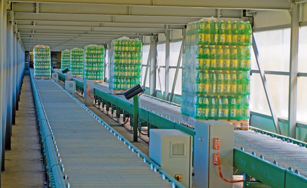 El almacén está conectado con la zona de producción gracias a un túnel elevado de 100 m de longitud equipado con transportadores de rodillos