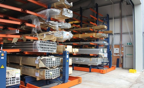 Mecalux instala en Tiverton, Reino Unido, una solución especial de estanterías móviles con cantilever para perfiles metálicos Mecalux instala en Tiverton, Reino Unido, una solución especial de estanterías móviles con cantilever para perfiles metálicos