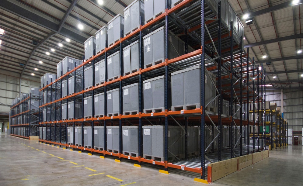 Mecalux suministró dos bloques de estanterías dinámicas donde se depositan los contenedores de plástico con la mercancía