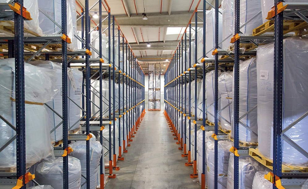 Los productos de gran volumen y consumo masivo se depositan principalmente en las estanterías compactas