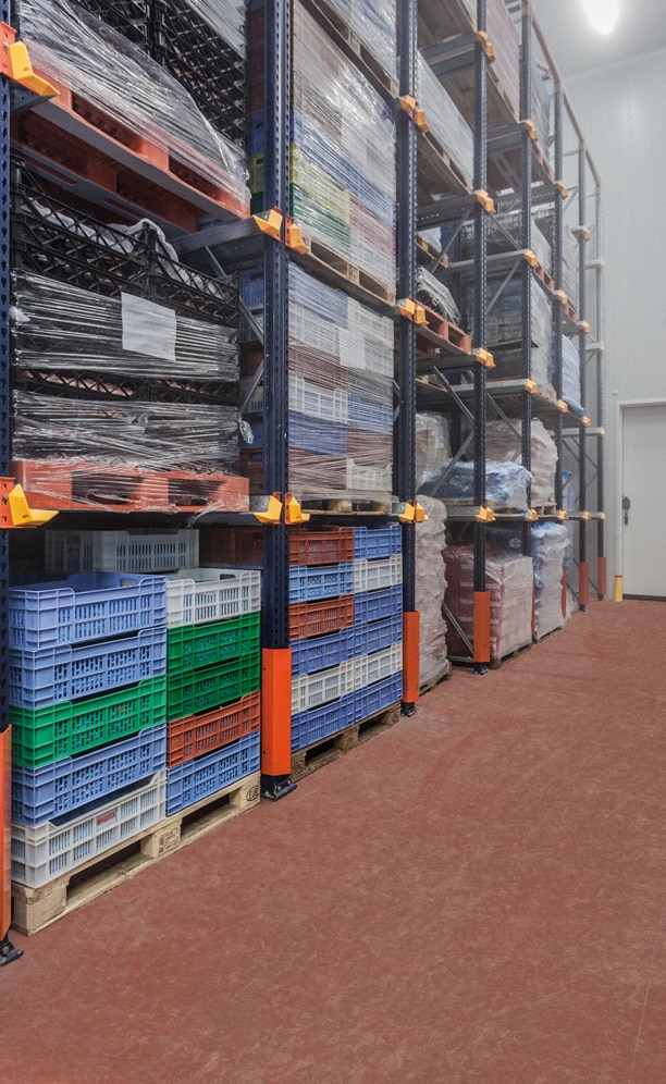 Las estanterías compactas se han instalado para almacenar palets con producto semielaborado congelado y consumibles voluminosos