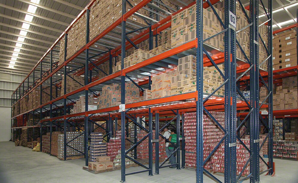 Las estanterías almacenan más de 100 categorías de productos distintas