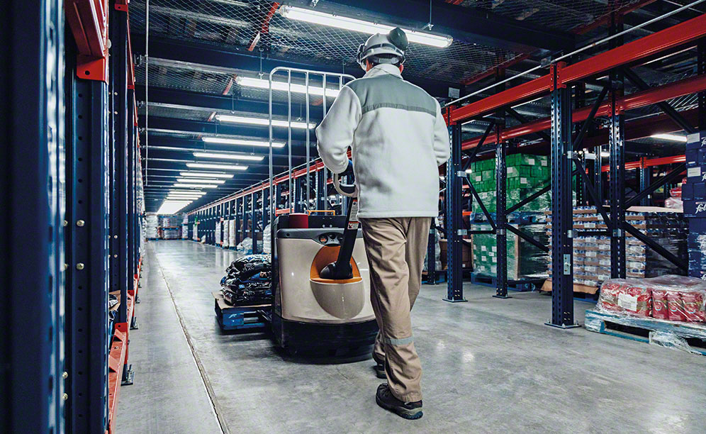 Pasillos de picking bajo el bloque de estanterías compactas con Pallet Shuttle Pasillos de picking bajo el bloque de estanterías compactas con Pallet Shuttle
