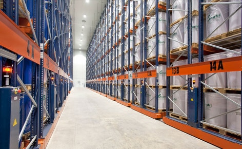 Cómo ubicar 11.000 paletas de dimensiones especiales en 4.400 m² con las estanterías móviles de Mecalux