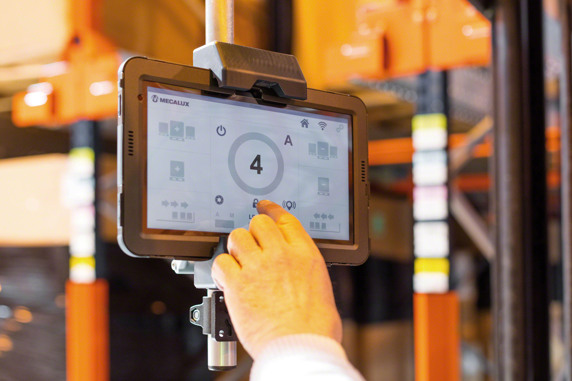 El sistema Pallet Shuttle se maniobra con control remoto a través de una tablet con wifi