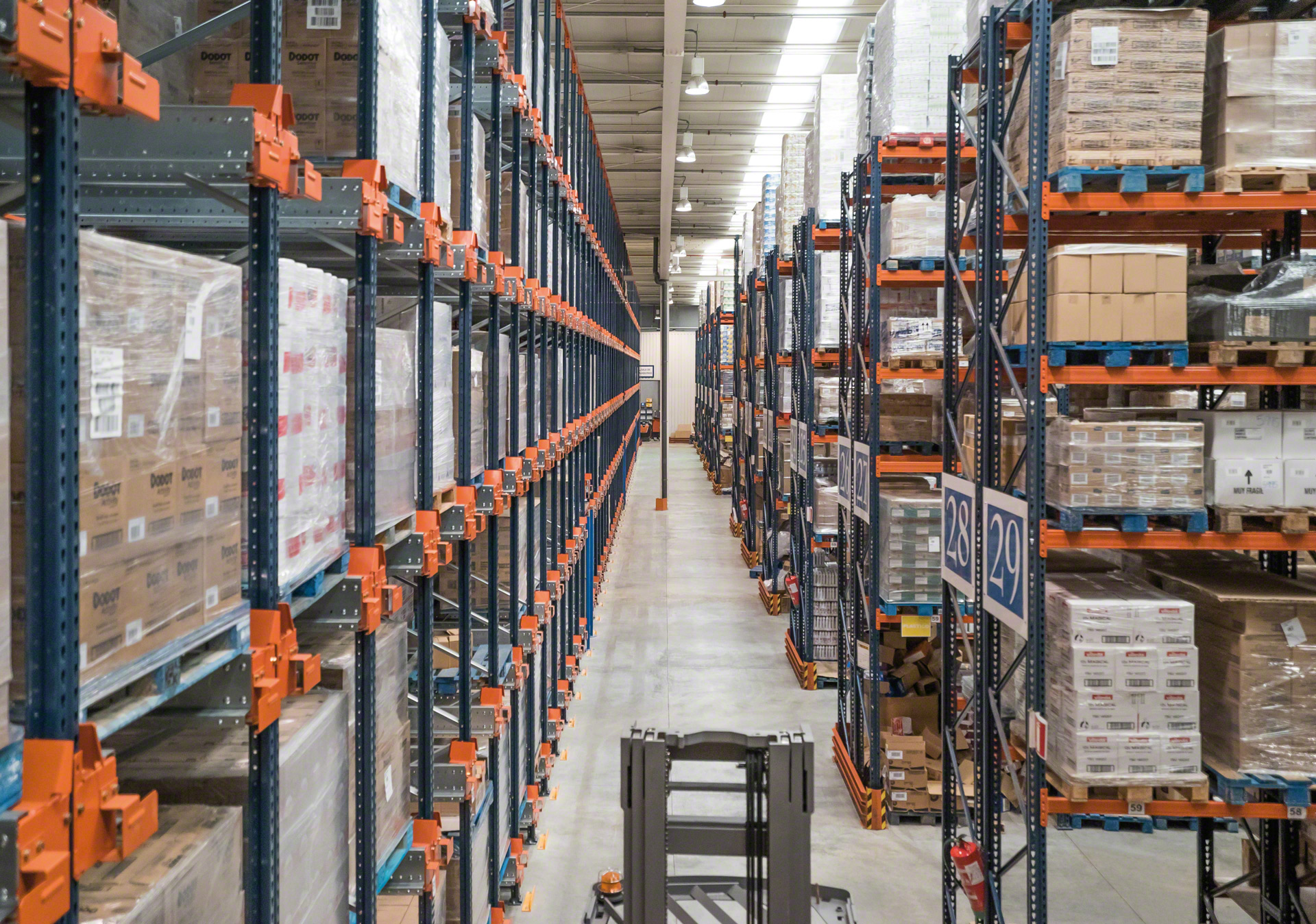 El Pallet Shuttle se puede combinar con estanterías convencionales en almacenes que posean productos de distinta rotación