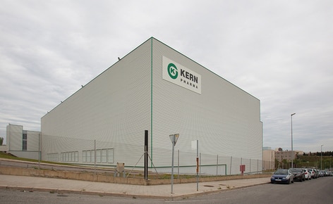 El laboratorio farmacéutico Kern Pharma construye un almacén autoportante automático que combina transelevadores para paletas y para cajas