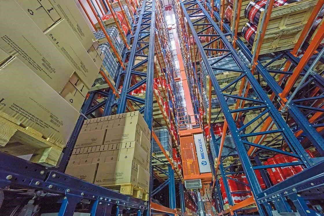 Un transelevador maneja paletas de forma automática en un almacén robotizado