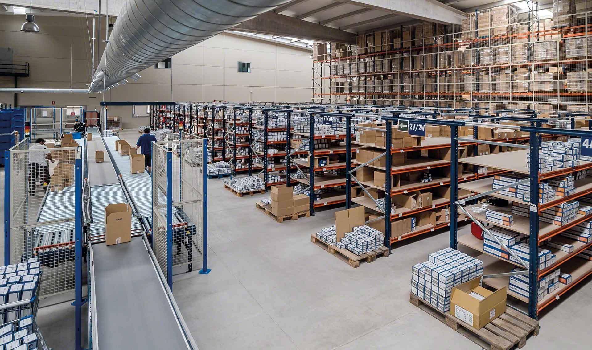 Operators perform the last phase of order picking in the area next to the conveyors