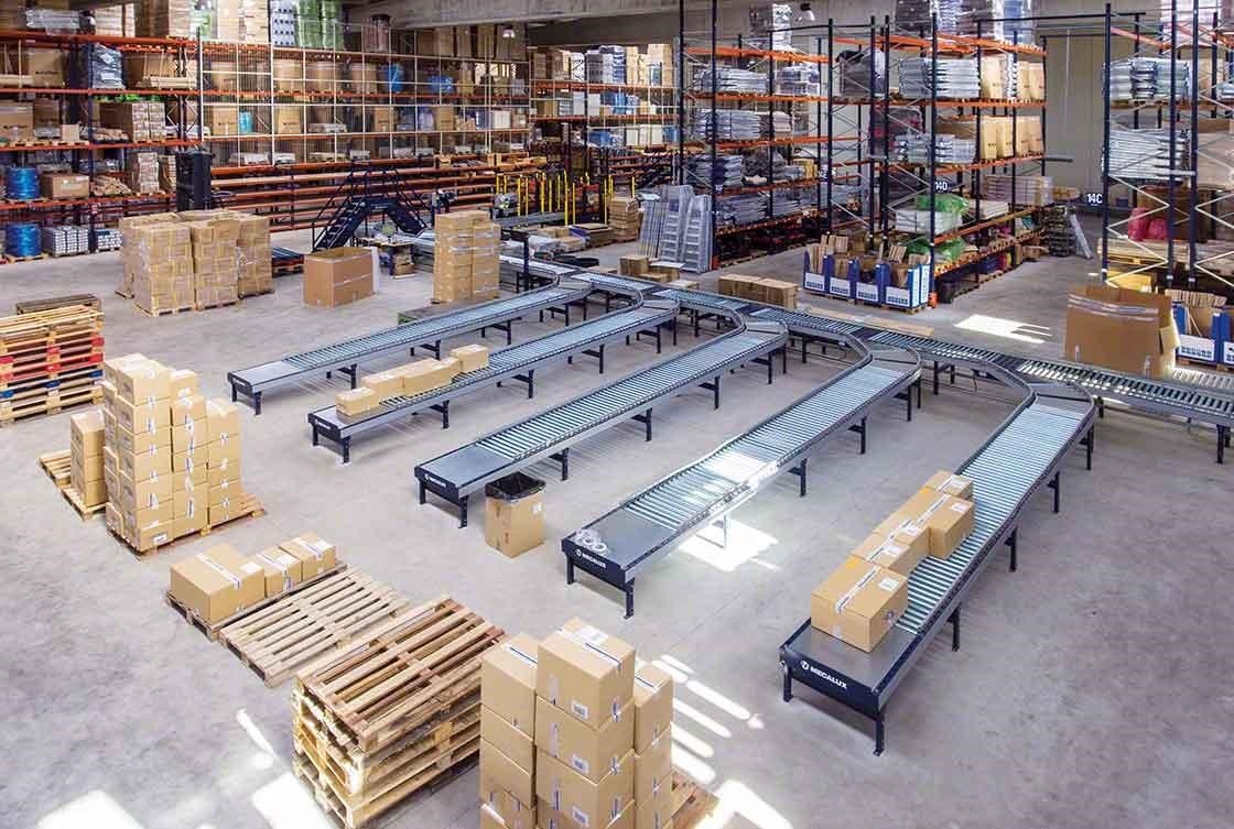 Los circuitos de transportadores reducen los desplazamientos en almacenes de e-commerce