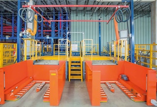 The picking area can be equipped with mechanical arms to automate pallet assembly