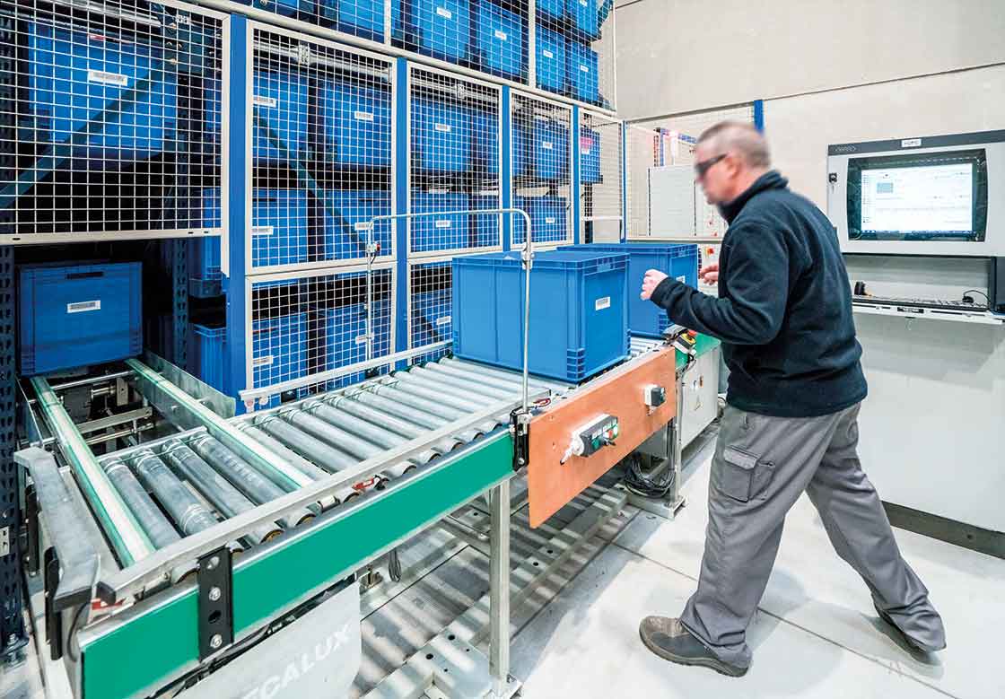 Los almacenes automáticos para cajas tienen la zona de picking ubicada en la cabecera del miniload
