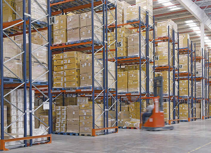 Dos sistemas de almacenaje en el centro de distribución de Eurofred en España