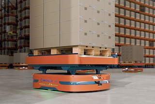 Los robots AMR transportan paletas por el interior del almacén
