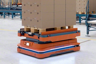 Los robots AMR transportan paletas por el interior del almacén