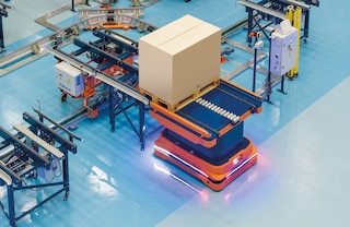 Los AMR para paletas de Mecalux pueden transportar cargas de hasta 1.500 kg