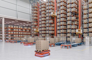 Los robots AMR 1500 Pallet Conveyor son idóneos para abastecer la cabecera de un almacén automático de paletas