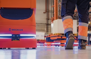 Los robots AMR operan junto a personas de forma segura