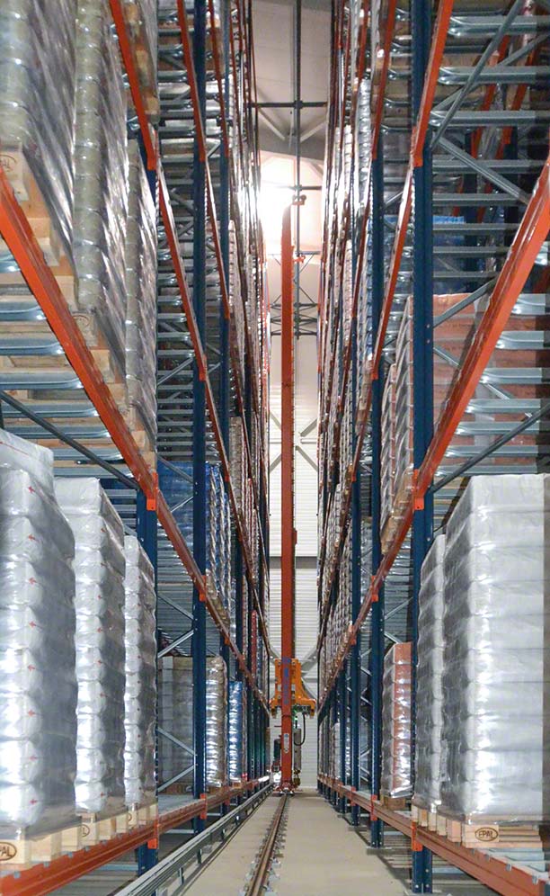 Transelevador de paletas en el almacén de Paulic Meunerie
