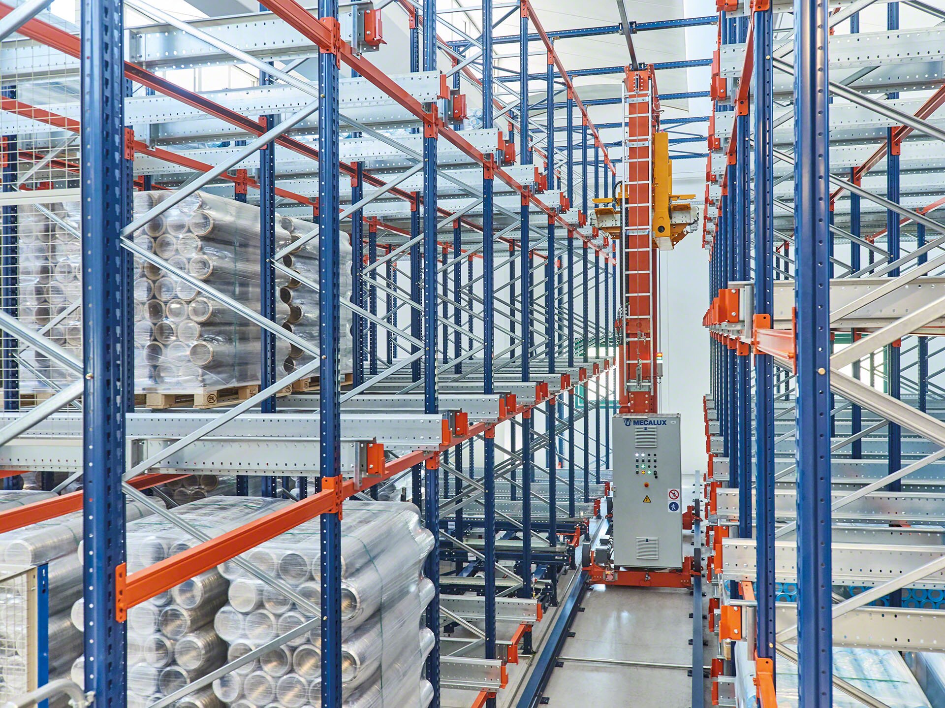 En almacenes automáticos, el APS es el sistema ideal para automatizar la carga y descarga de paletas