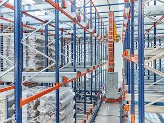 En almacenes automáticos, el APS es el sistema ideal para automatizar la carga y descarga de paletas