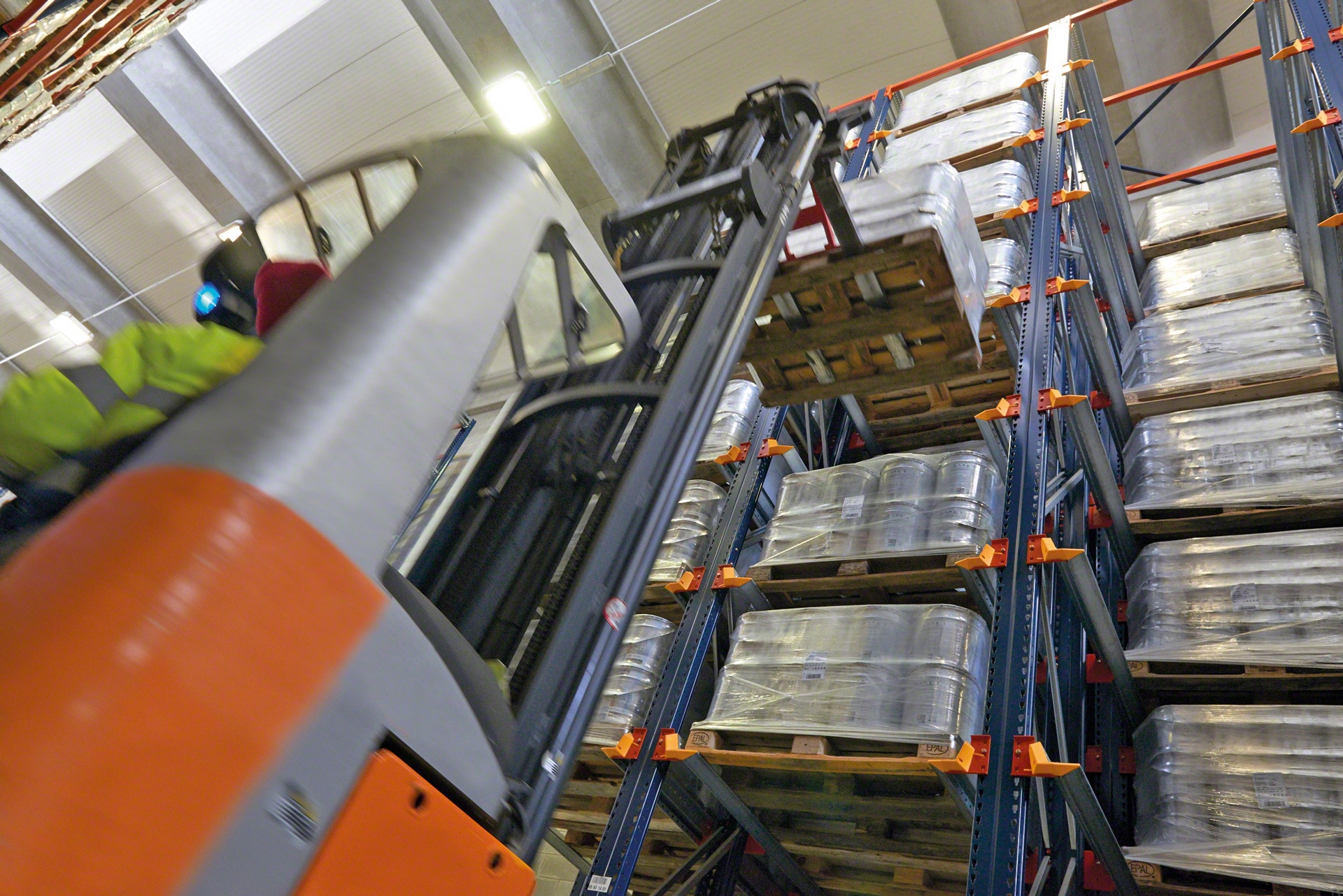 Las estanterías compactas facilitan a los equipos de manutención la carga y descarga de mercadería