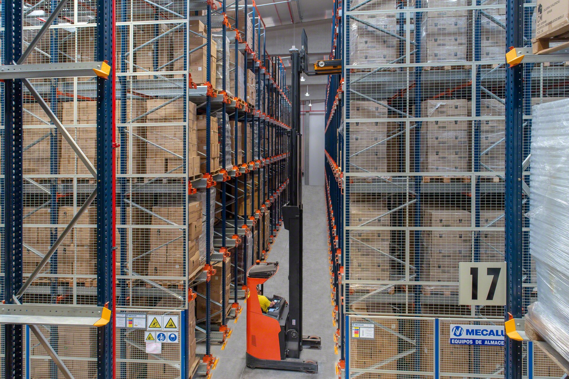 En estas estanterías, las mallas de seguridad son un elemento recomendable de seguridad para evitar el desprendimiento de mercadería