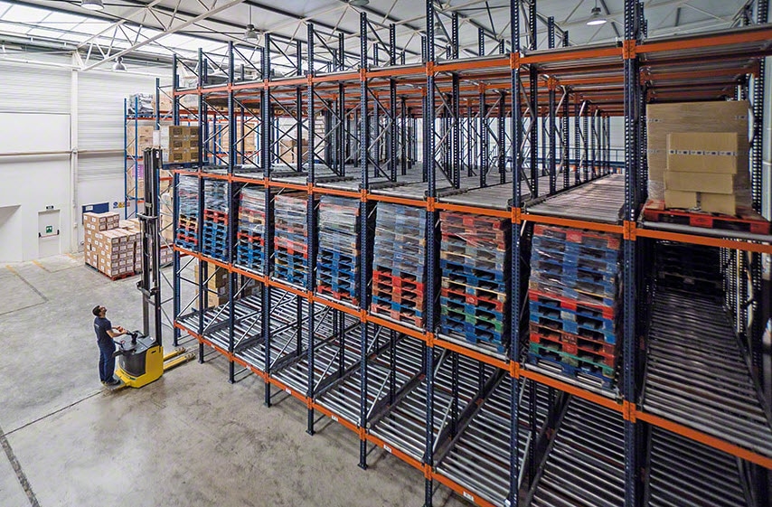 Estanterías para hacer picking de zapatos en el almacén de Gioseppo en España Estanterías para hacer picking de zapatos en el almacén de Gioseppo en España